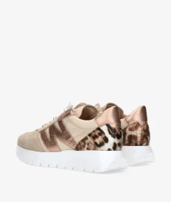 Deportivos Wonders A-24100 en beige